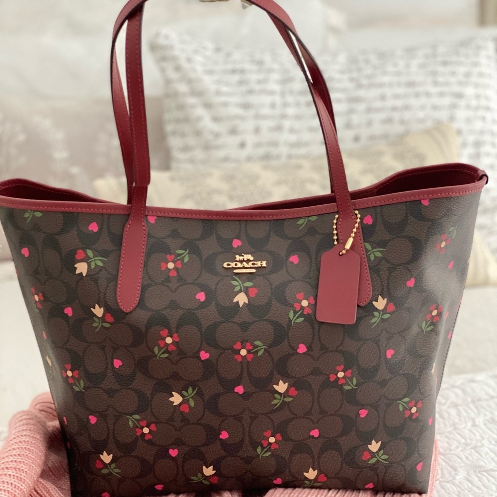🆕 COACH | City Tote In Signature Canvas With Heart Petal Print